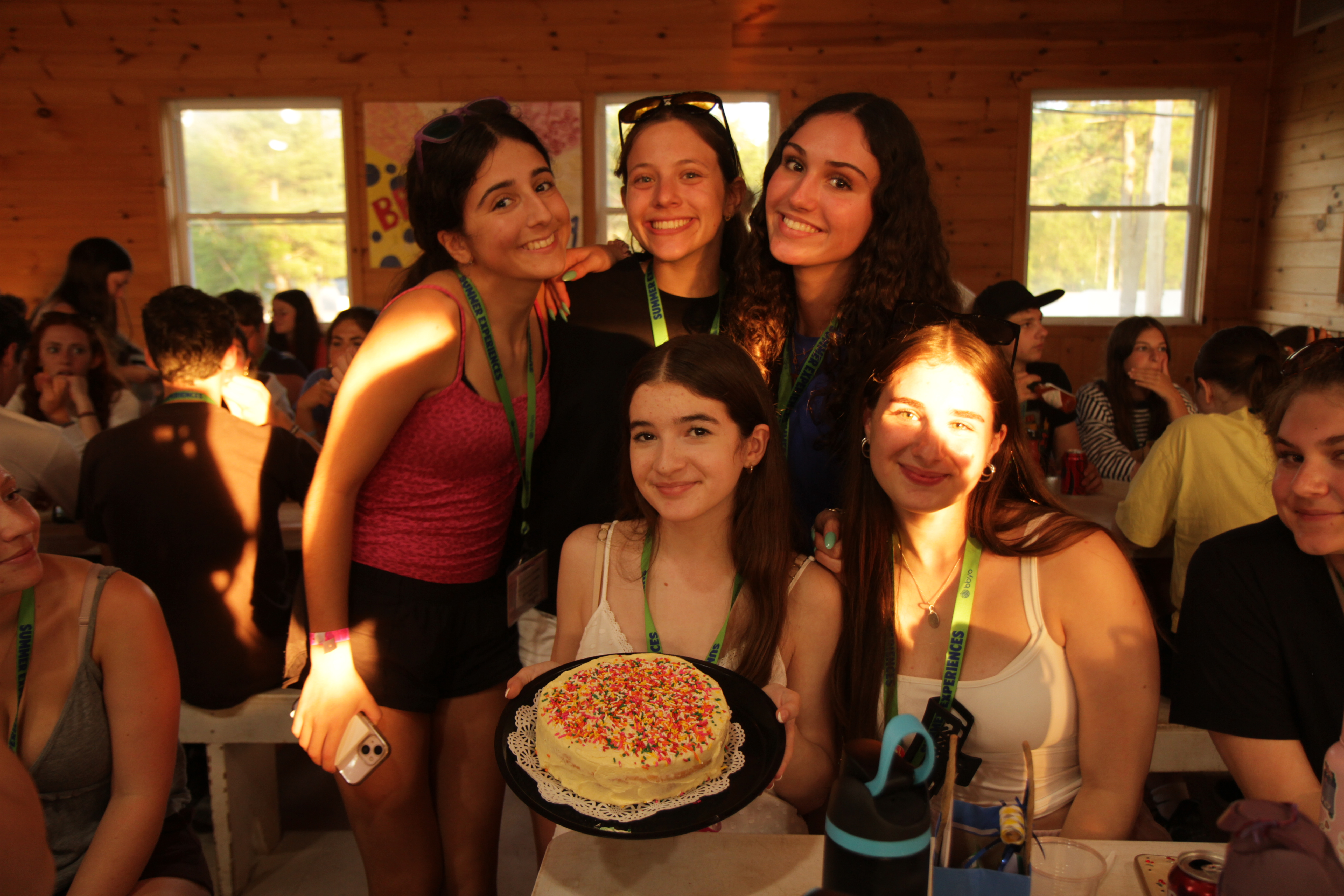 Un groupe de personnes faisant la fête sur scène