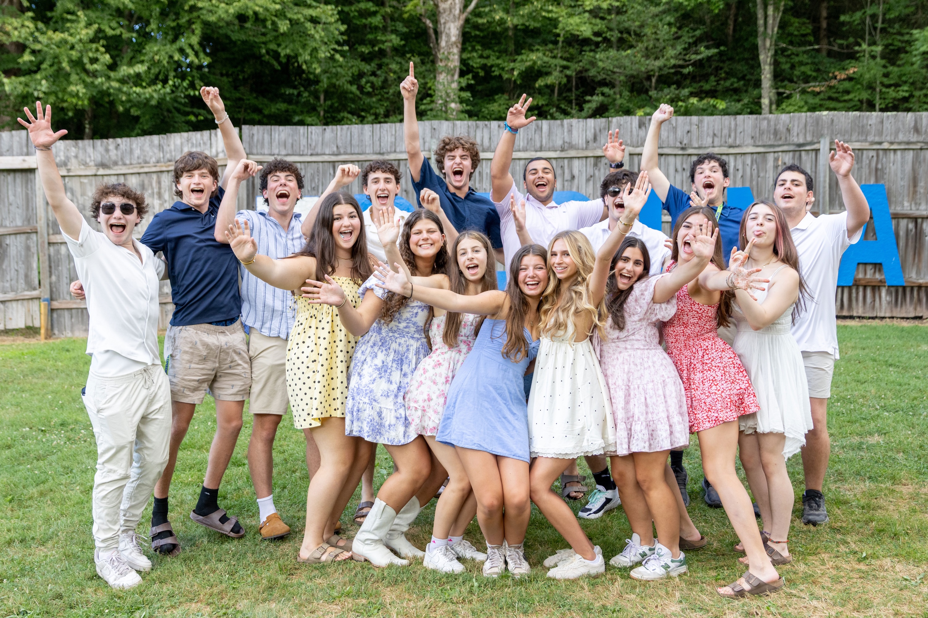 Un groupe de jeunes de tous horizons souriant lors d'un événement communautaire