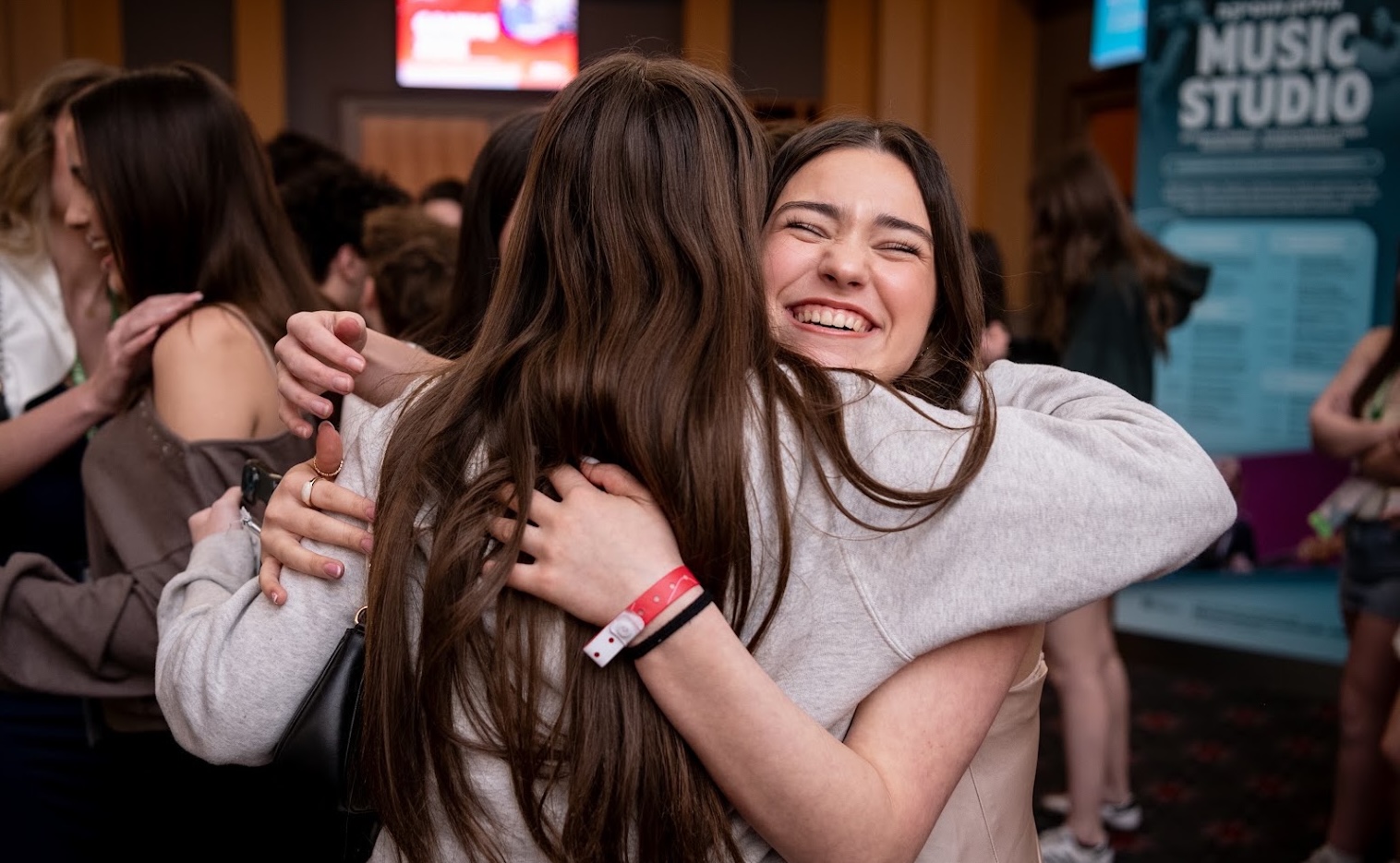 Un groupe de jeunes de tous horizons souriant lors d'un événement communautaire