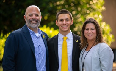 Un groupe de trois parents souriants lors d'un événement communautaire