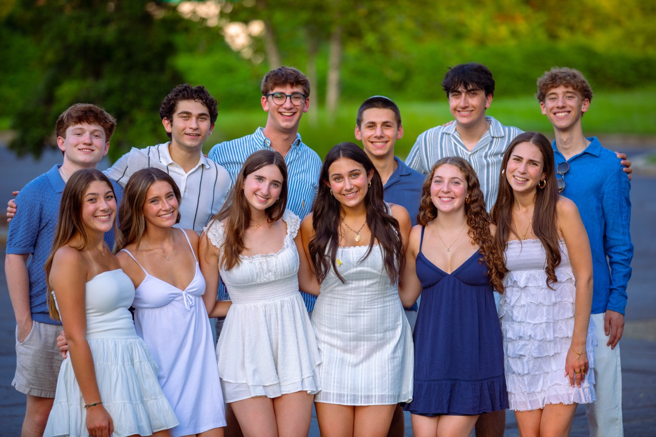 Un groupe de personnes faisant la fête sur scène