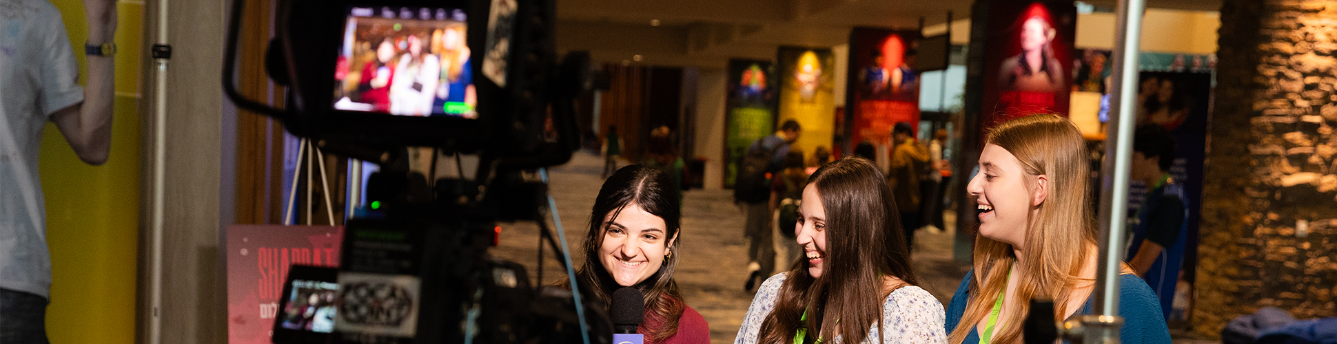 Un groupe de jeunes de tous horizons souriant lors d'un événement communautaire