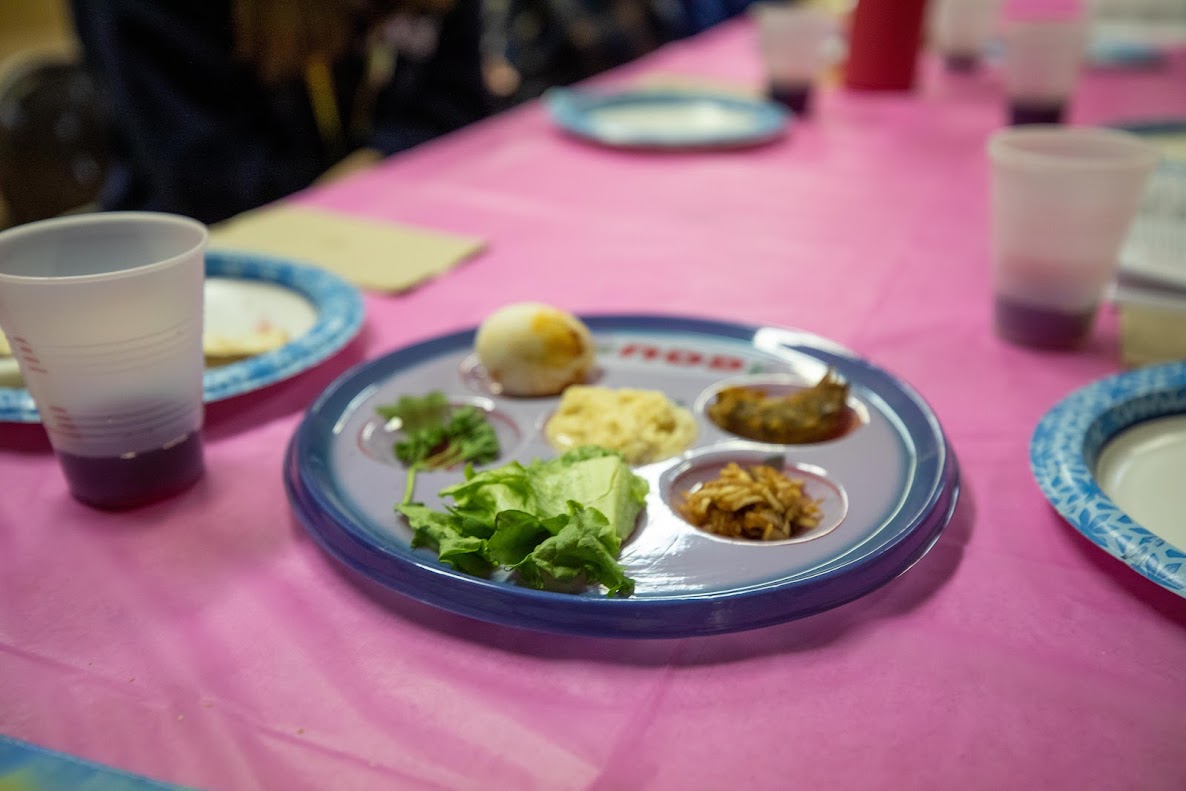 Un groupe de personnes faisant la fête sur scène