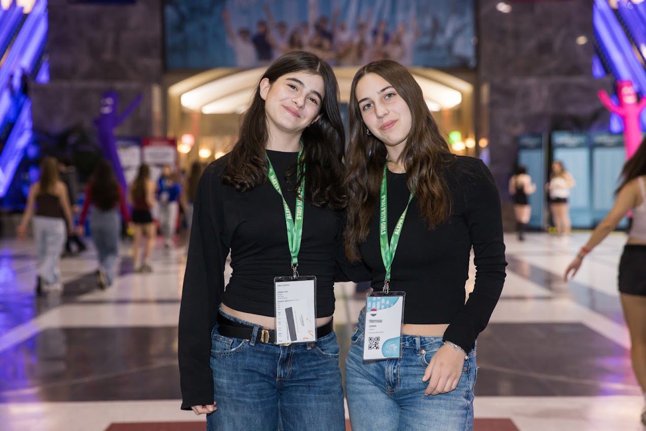 Un groupe hétéroclite de jeunes adultes sautant de joie dans un jardin verdoyant lors d'un événement communautaire.