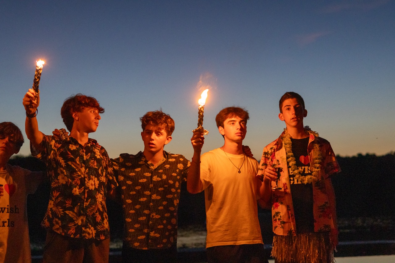 Un groupe de personnes faisant la fête sur scène