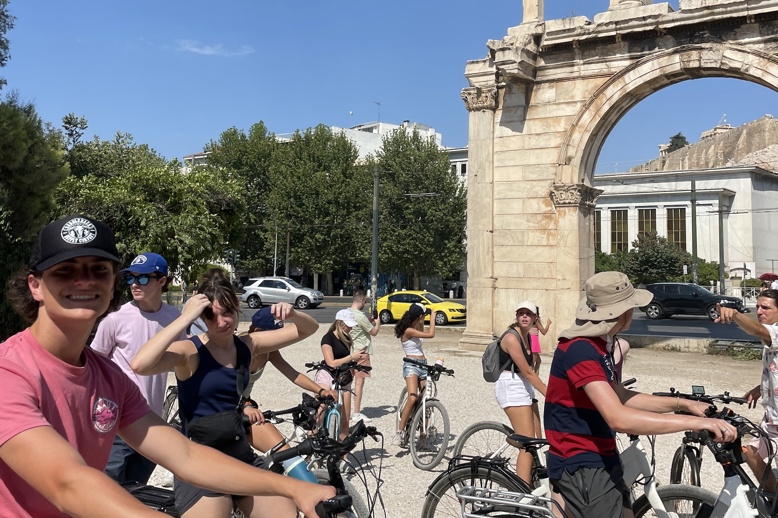 Un groupe de personnes souriant en plein air
