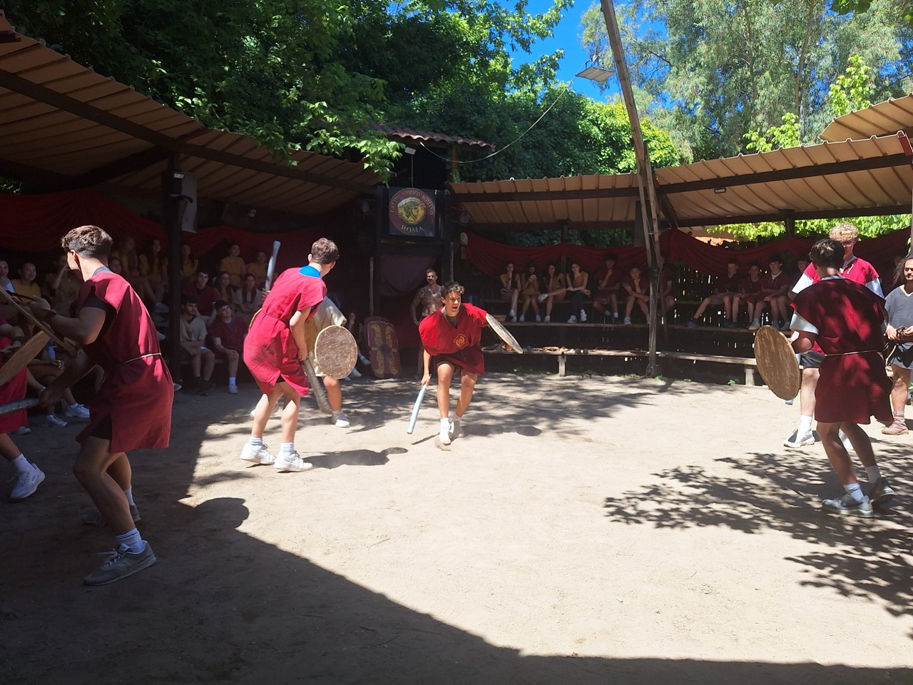 Un groupe de personnes faisant la fête sur scène