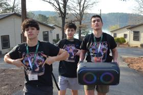 Un groupe de personnes faisant la fête sur scène