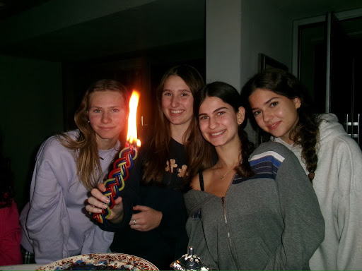 Un groupe de personnes faisant la fête sur scène