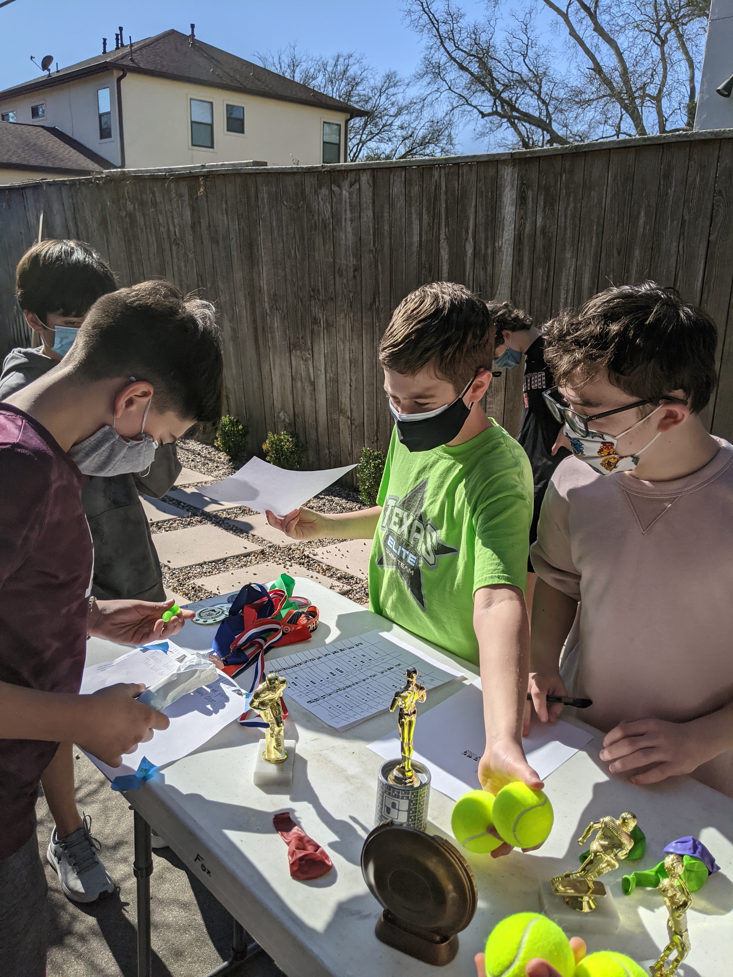 Un groupe de personnes faisant la fête sur scène