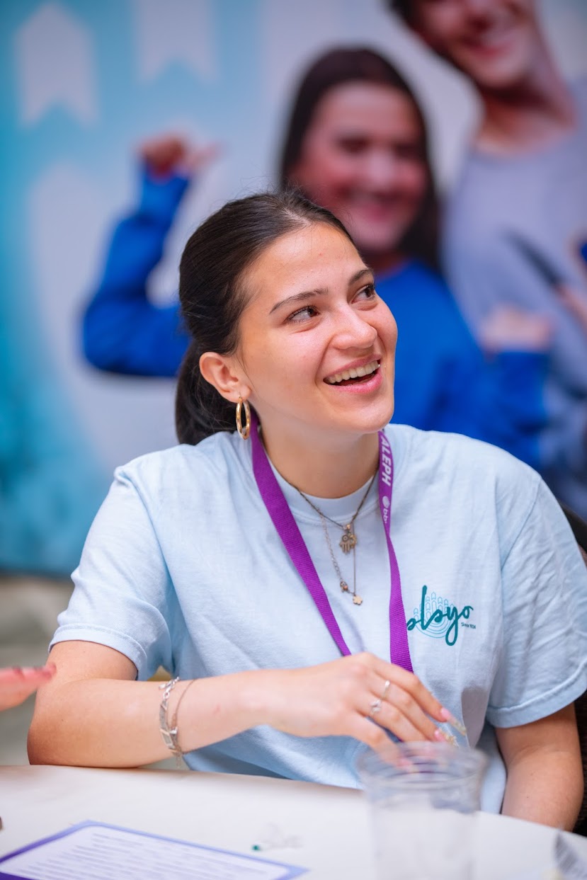 Un groupe de jeunes de tous horizons souriant lors d'un événement communautaire