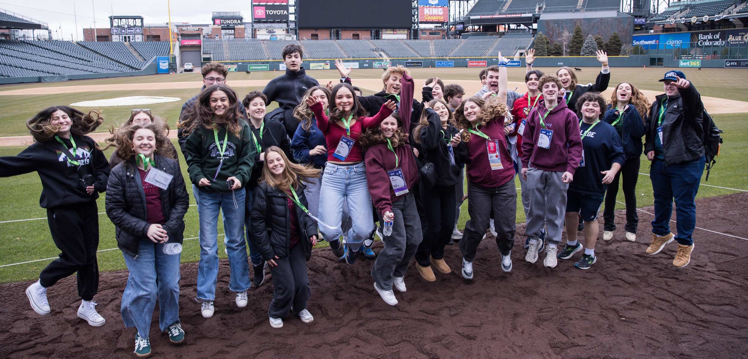 Un groupe de jeunes de tous horizons souriant lors d'un événement communautaire