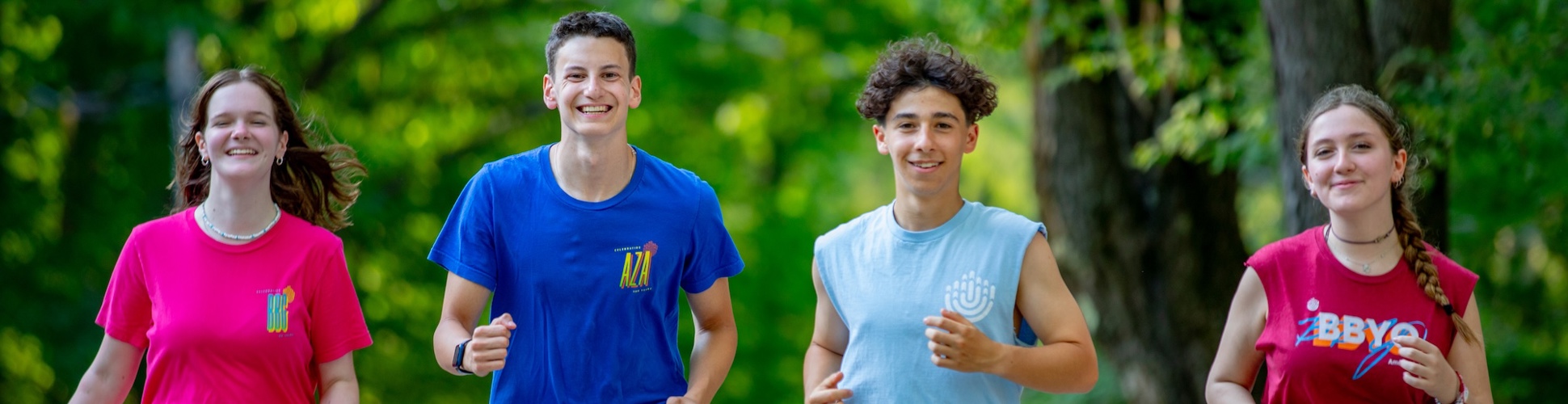 Un groupe de jeunes de tous horizons souriant lors d'un événement communautaire