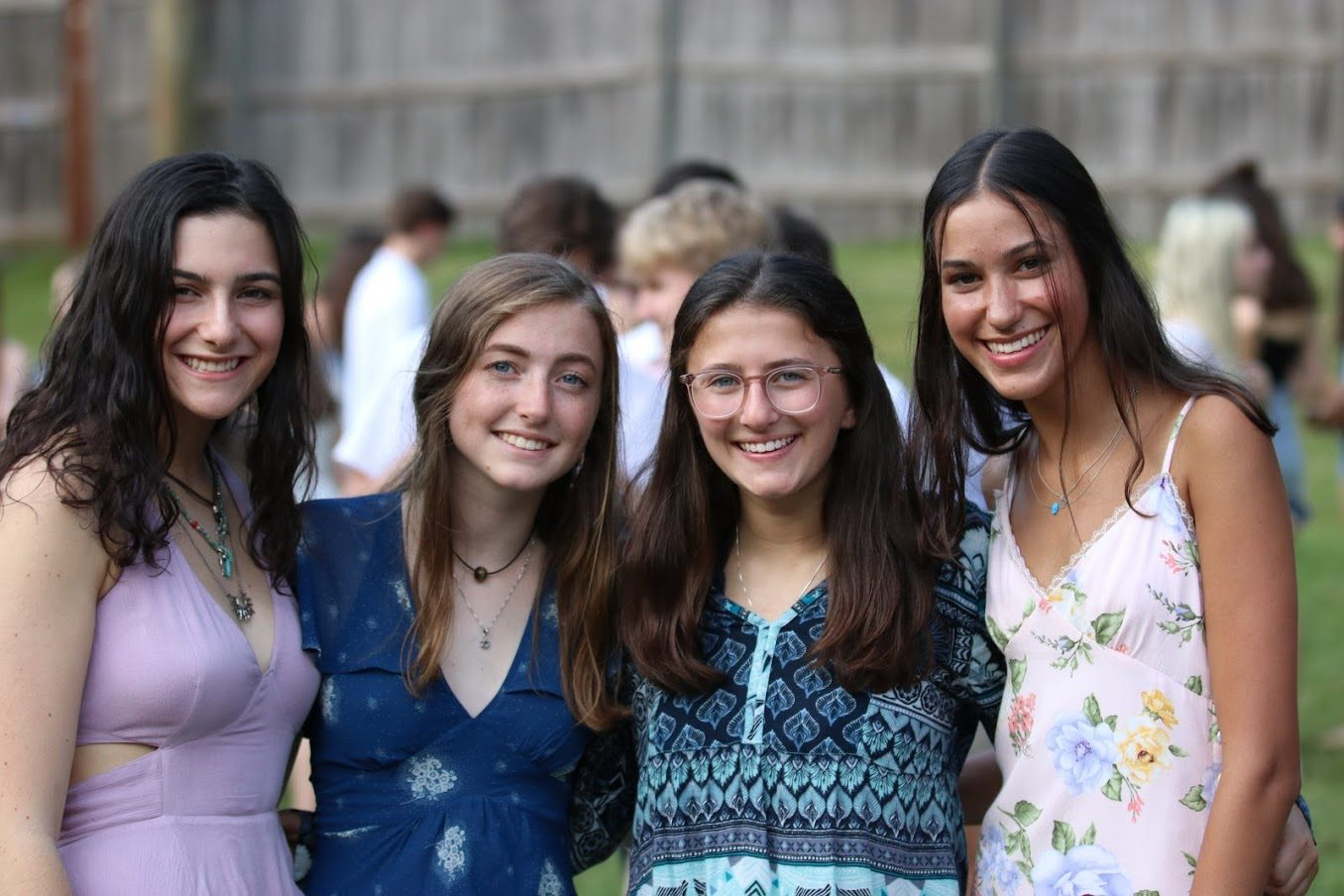Un groupe de personnes faisant la fête sur scène