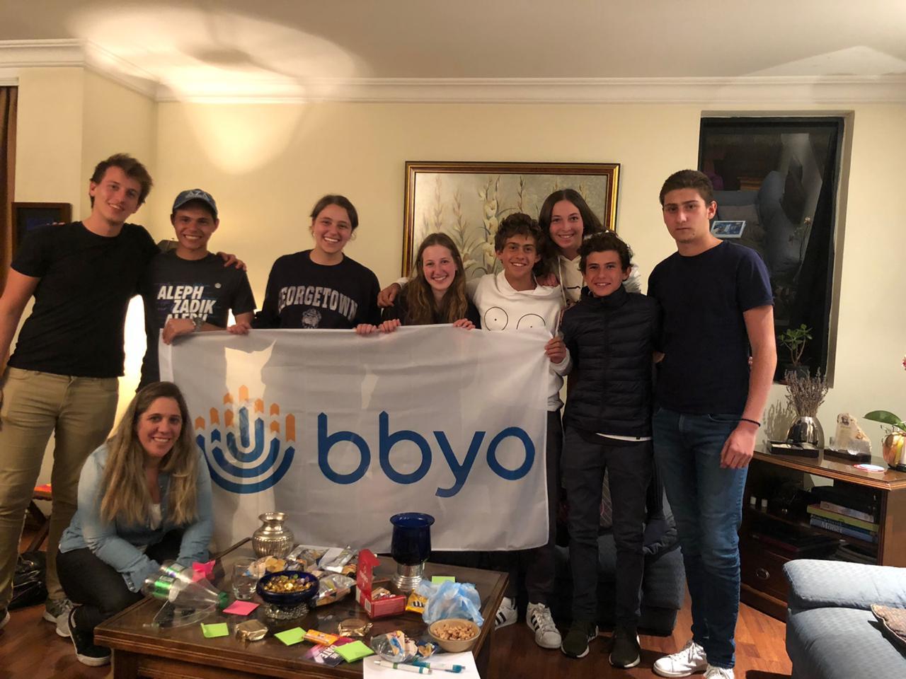 Un groupe de personnes faisant la fête sur scène