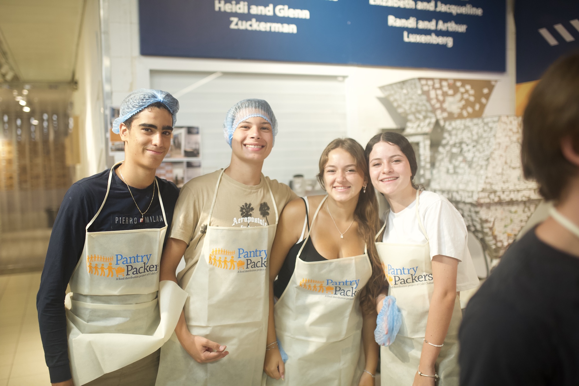 Un groupe de jeunes de tous horizons souriant lors d'un événement communautaire