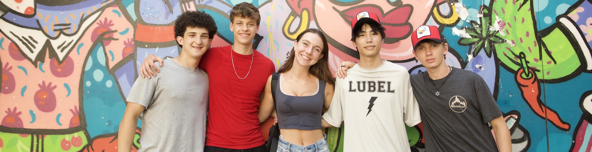 Un groupe de jeunes de tous horizons souriant lors d'un événement communautaire
