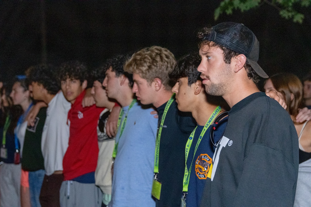 Un groupe de personnes faisant la fête sur scène