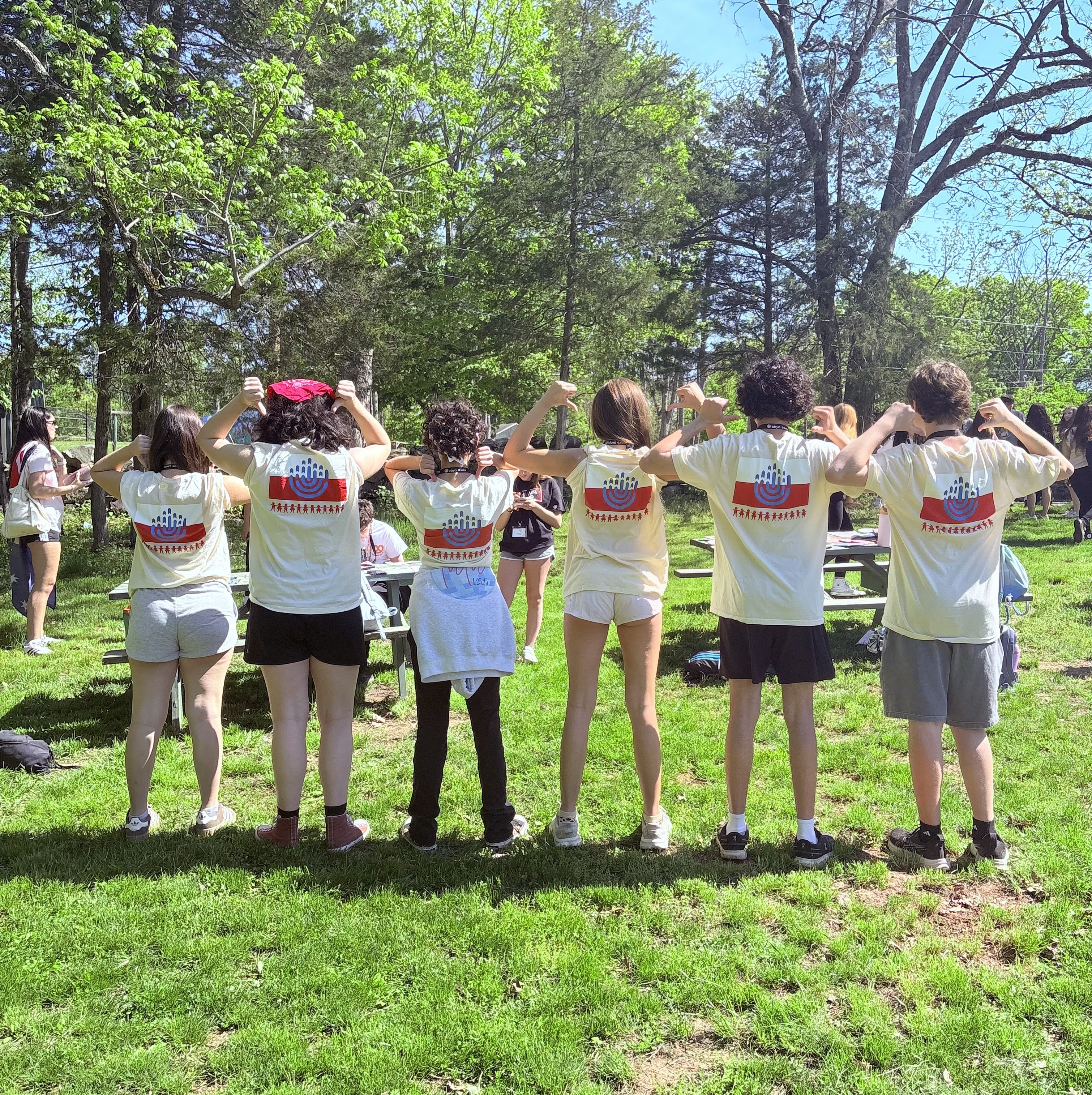 Un groupe de personnes faisant la fête sur scène