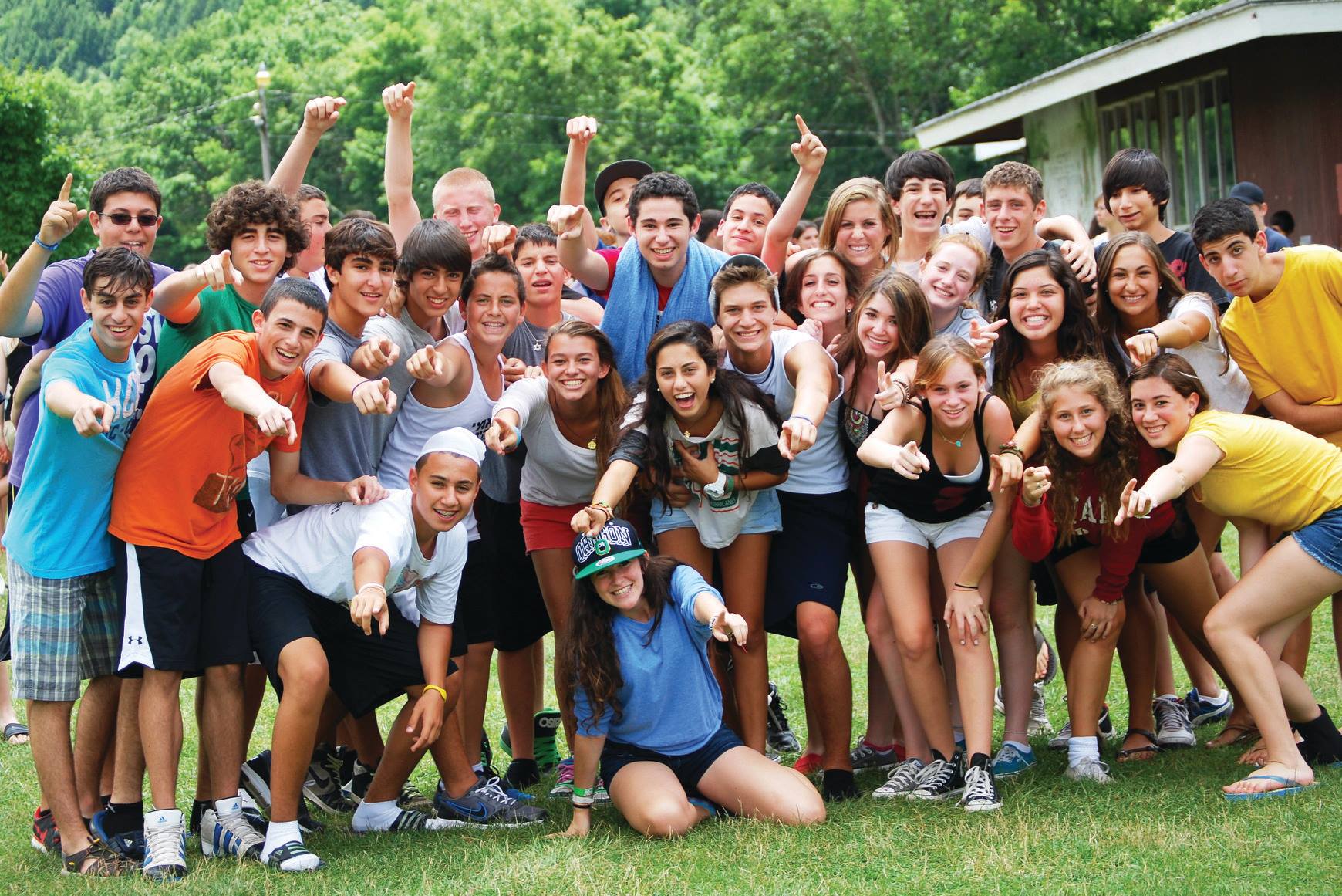 Un groupe de jeunes de tous horizons souriant lors d'un événement communautaire
