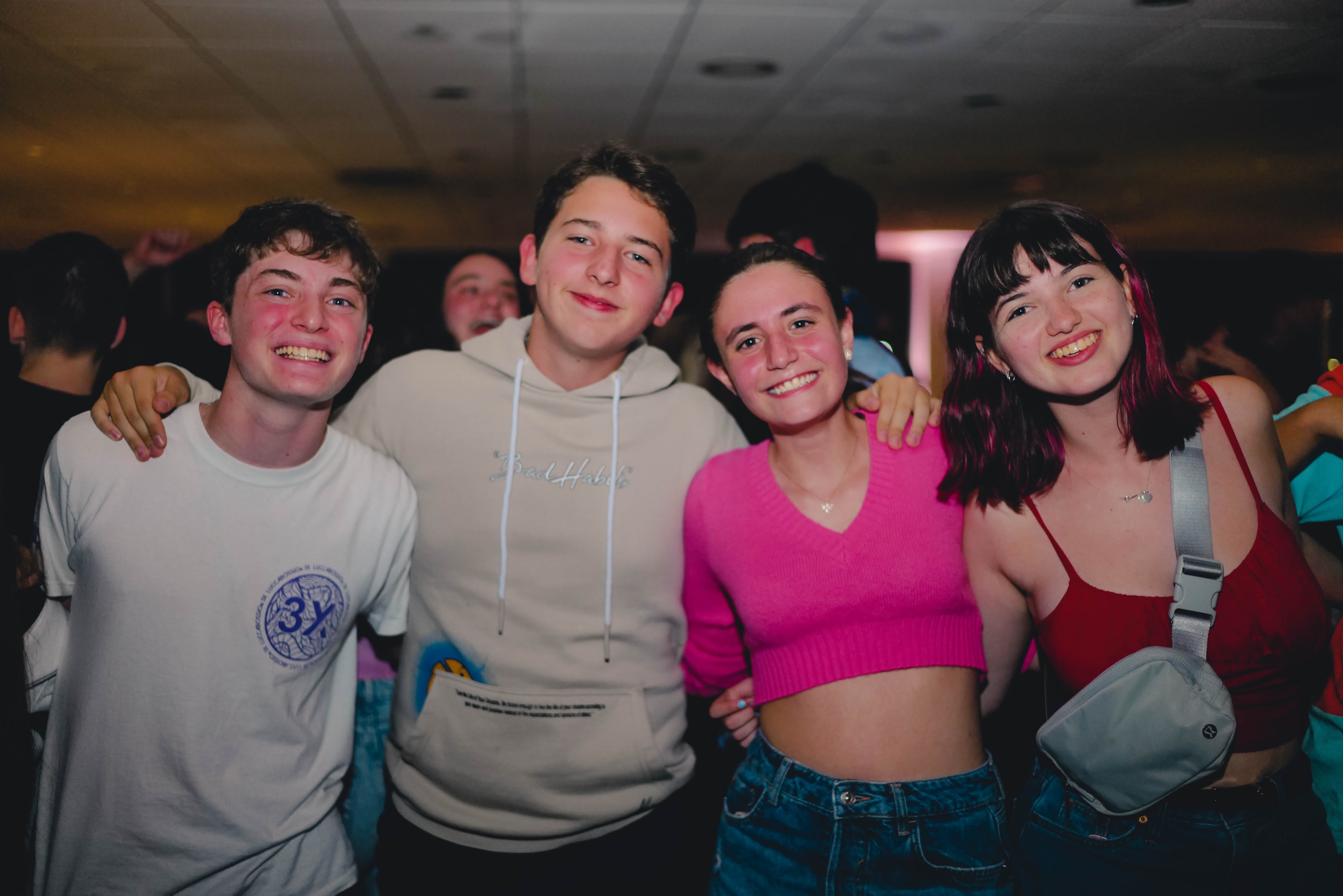 Un groupe de personnes faisant la fête sur scène