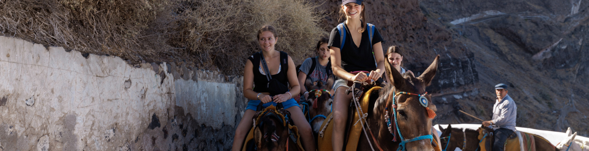 Un groupe de jeunes de tous horizons souriant lors d'un événement communautaire