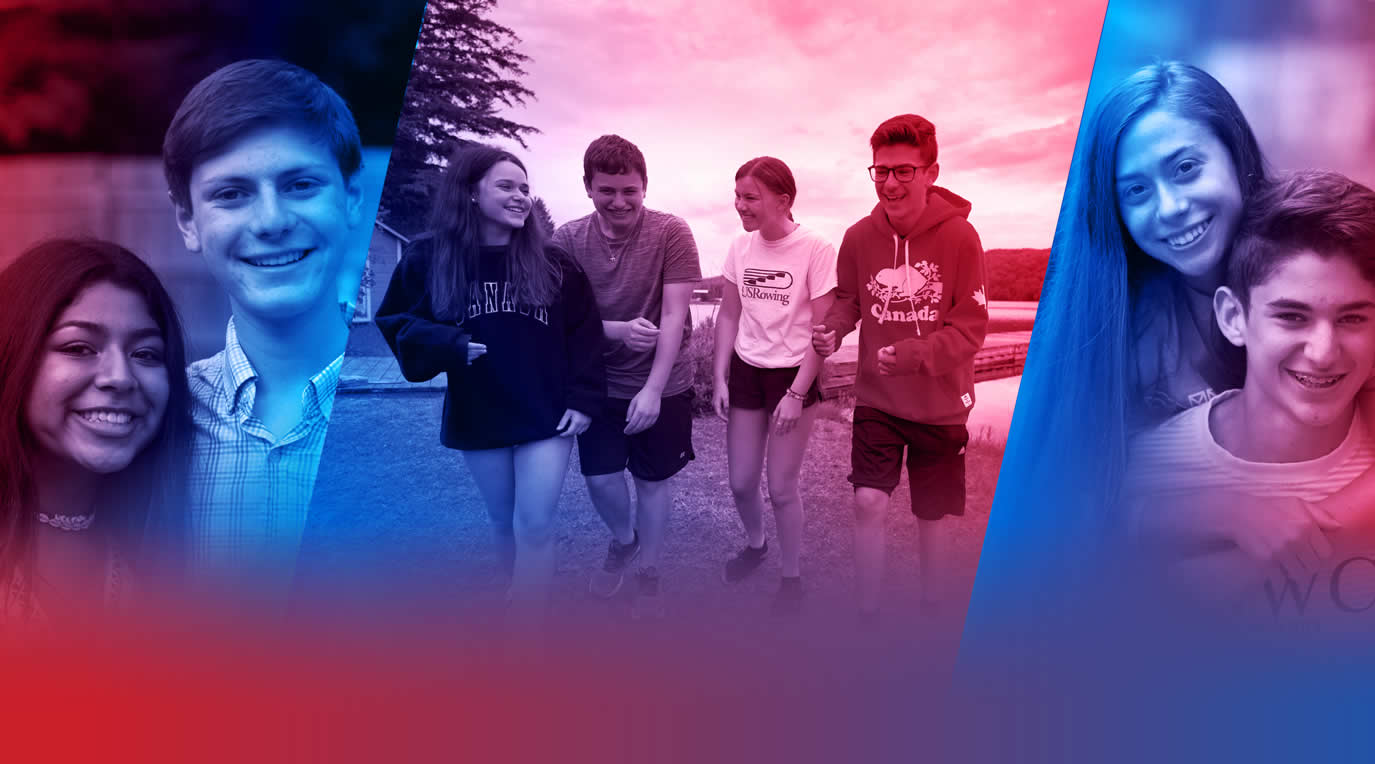 Un groupe de jeunes de tous horizons souriant lors d'un événement communautaire