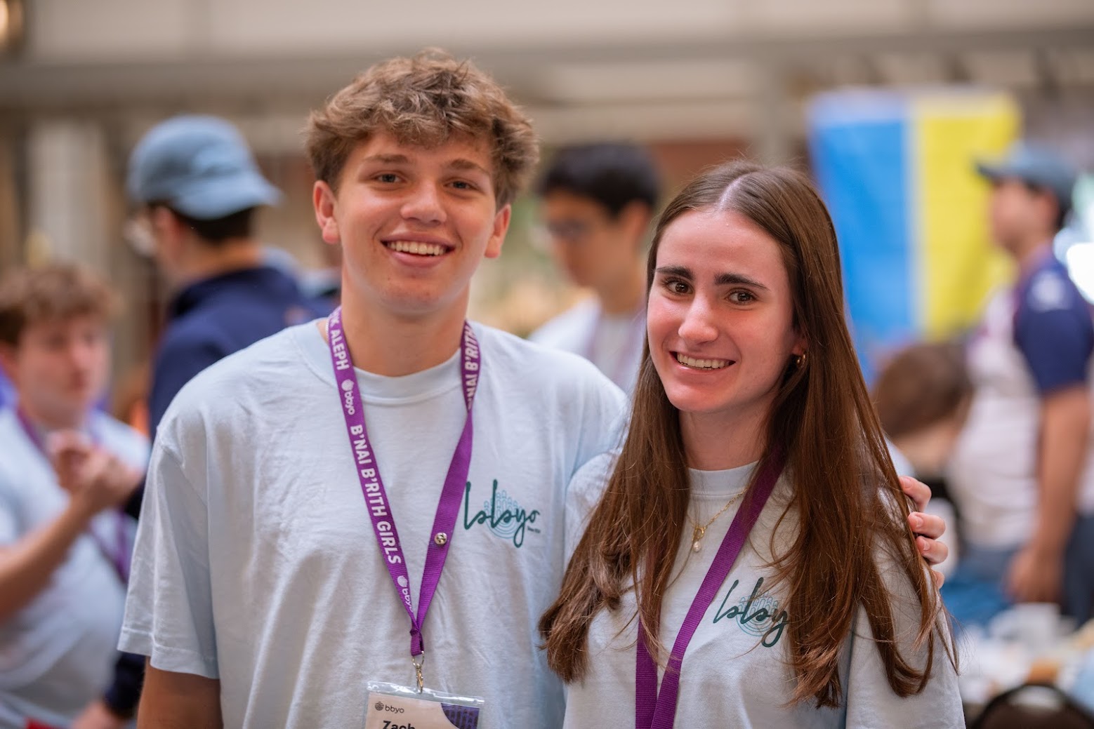 Un groupe de jeunes de tous horizons souriant lors d'un événement communautaire