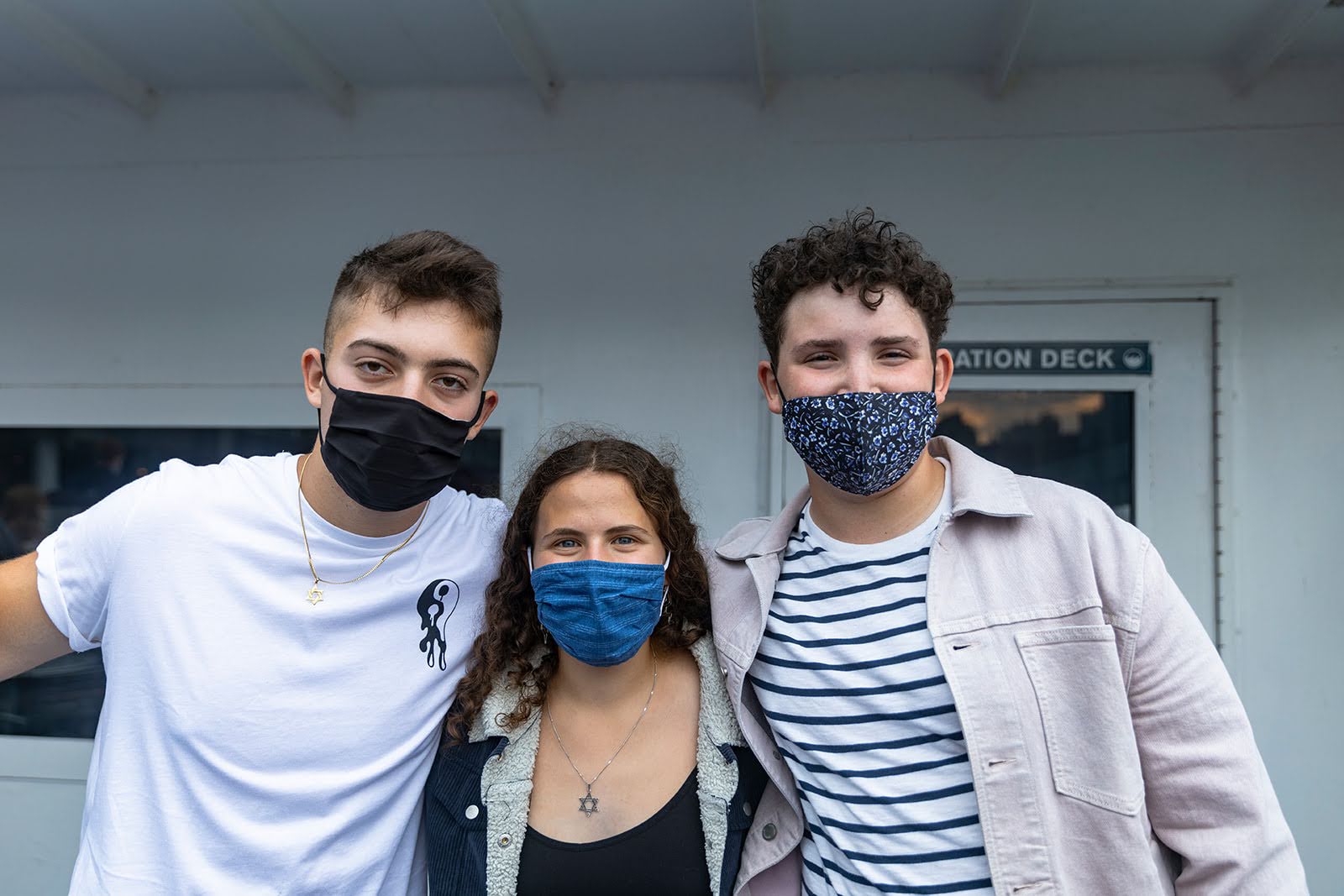 Un groupe de personnes faisant la fête sur scène