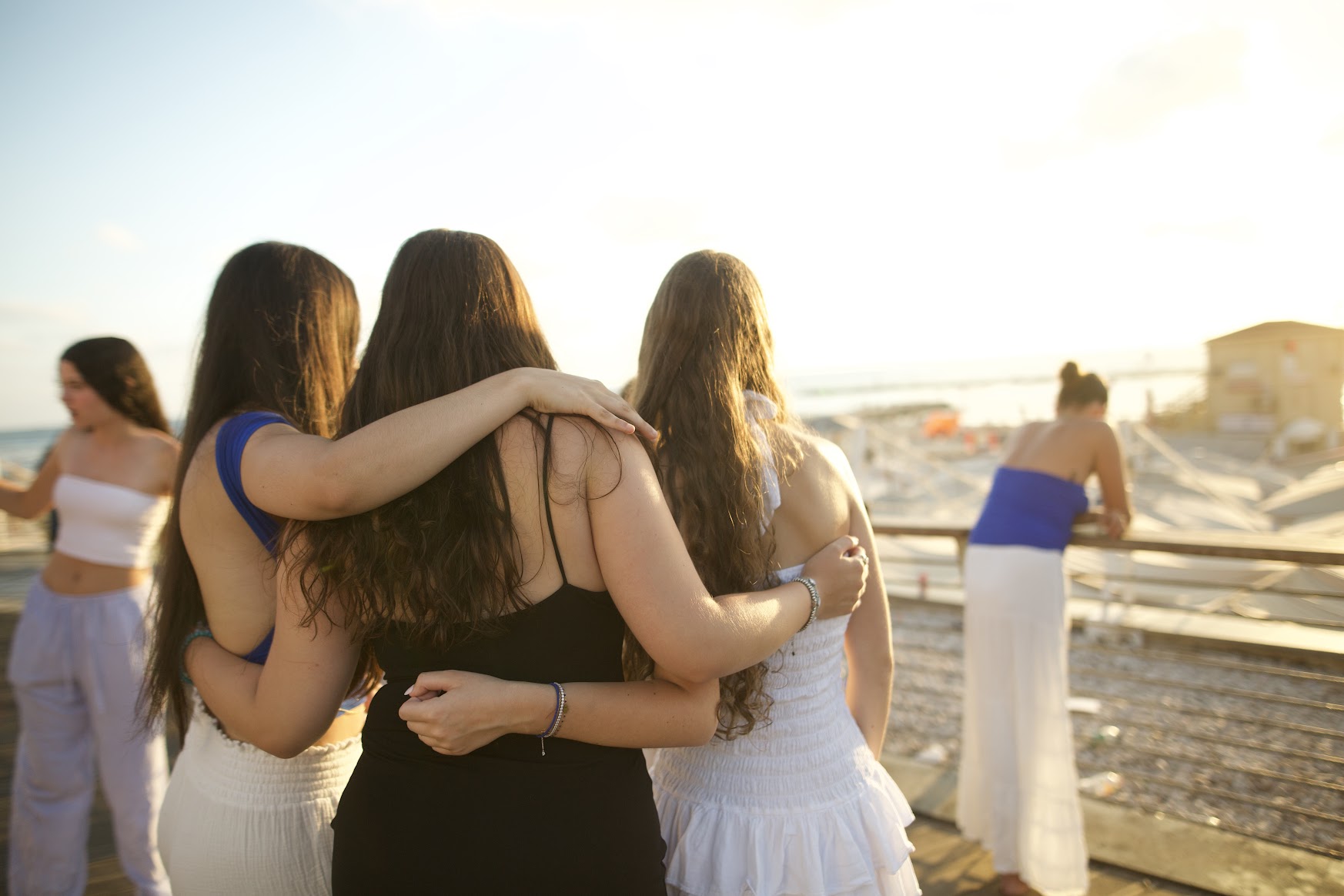 Un groupe de personnes faisant la fête sur scène