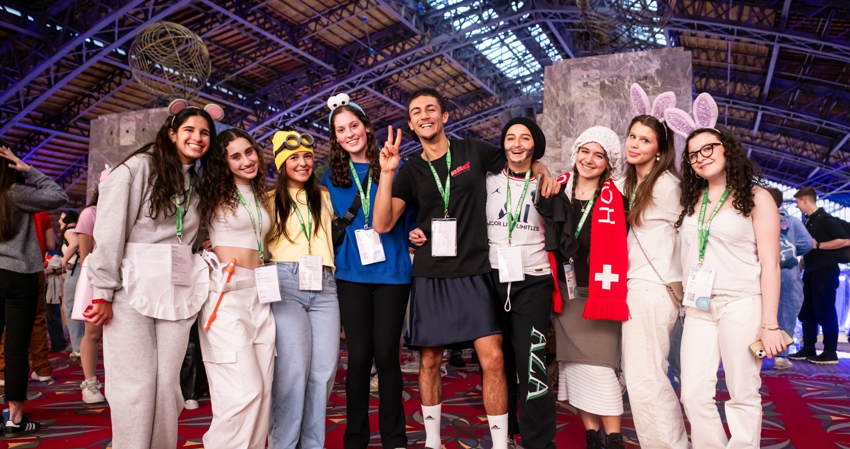 Un groupe de jeunes de tous horizons souriant lors d'un événement communautaire