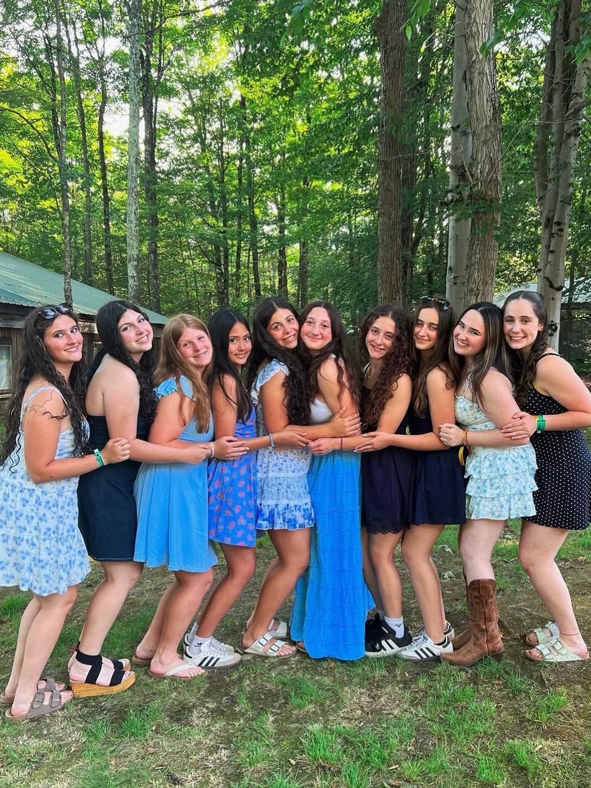 Un groupe de personnes faisant la fête sur scène