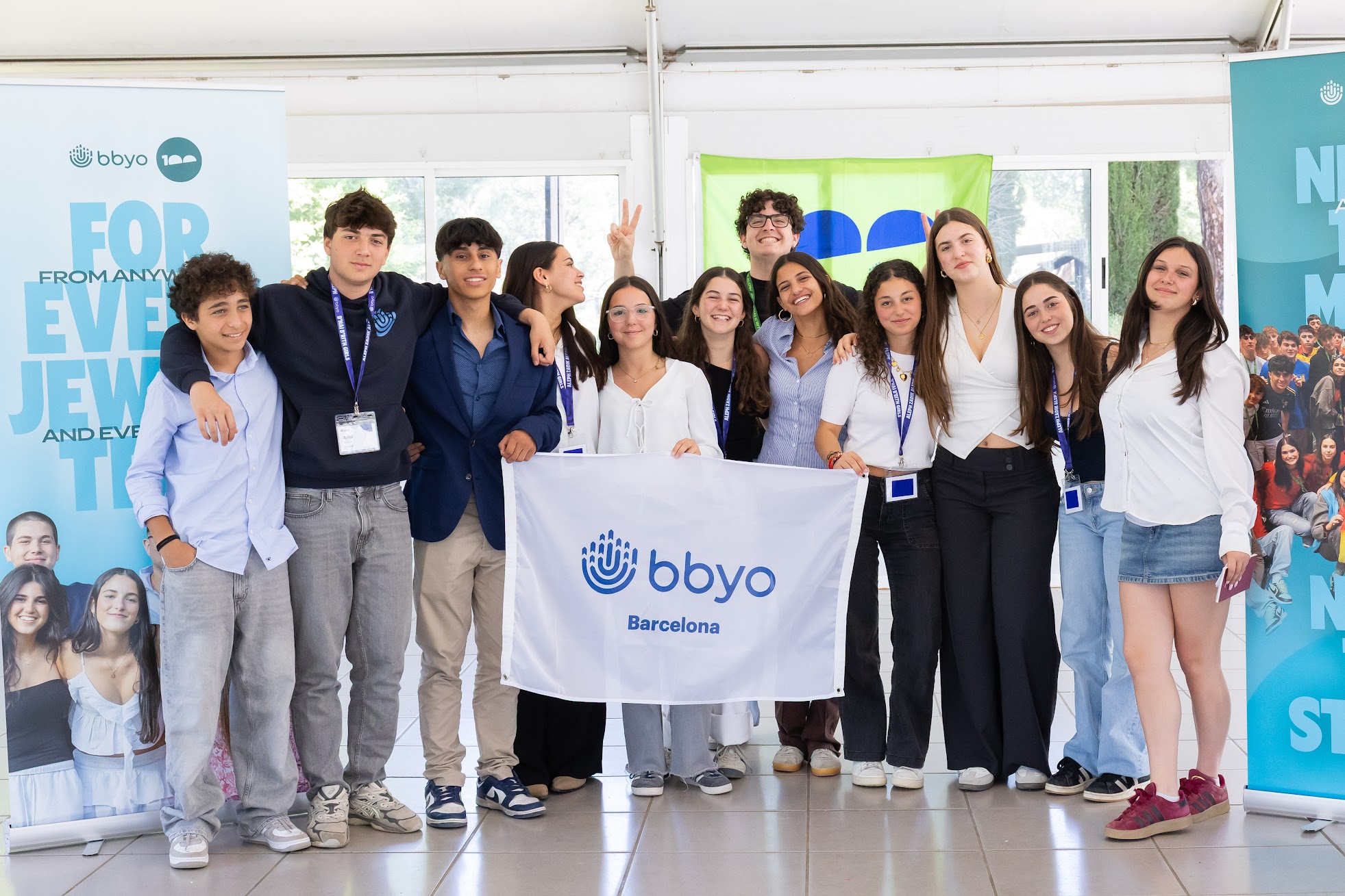 Un groupe de jeunes de tous horizons souriant lors d'un événement communautaire