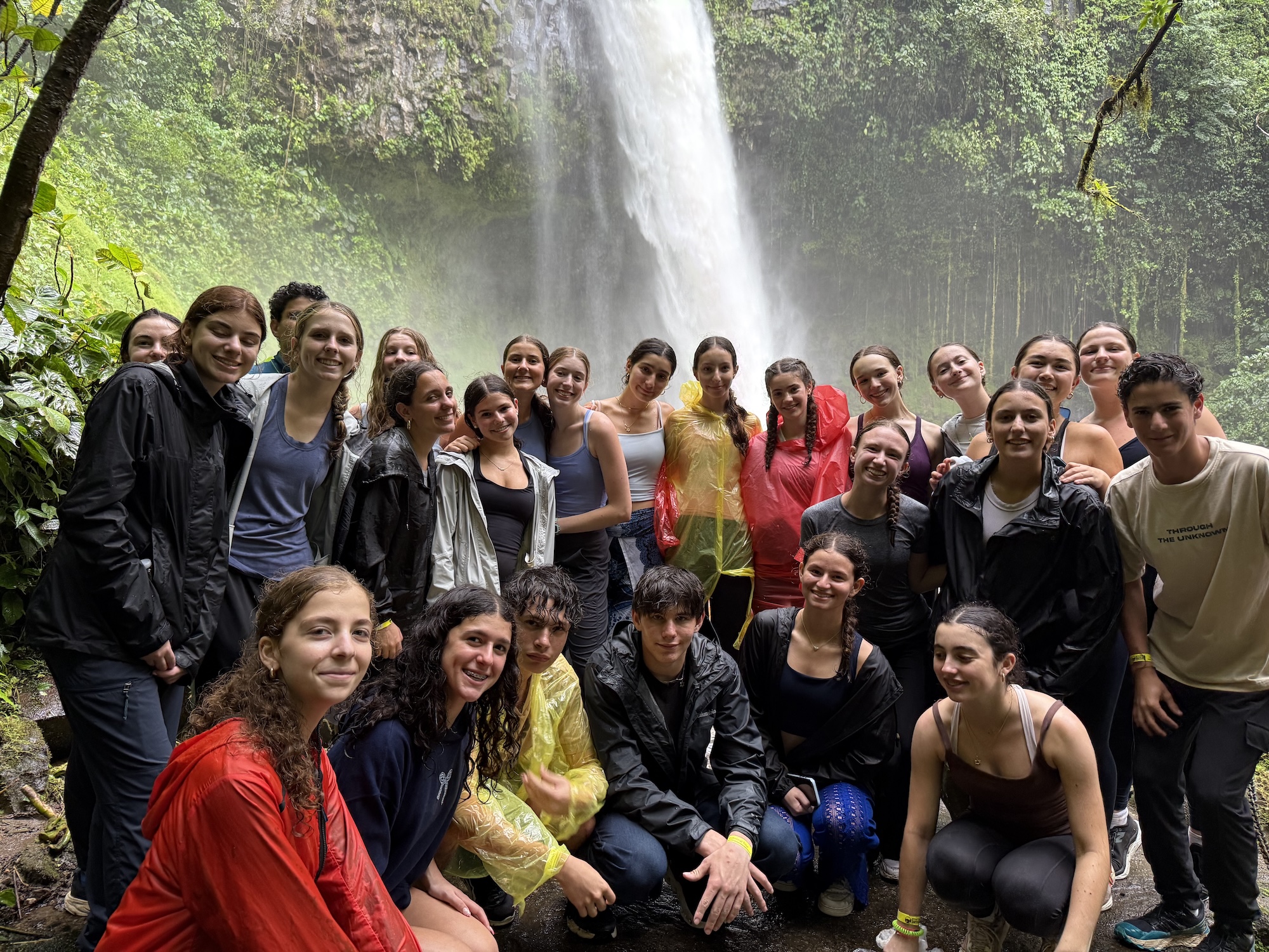 Un groupe de personnes souriant en plein air