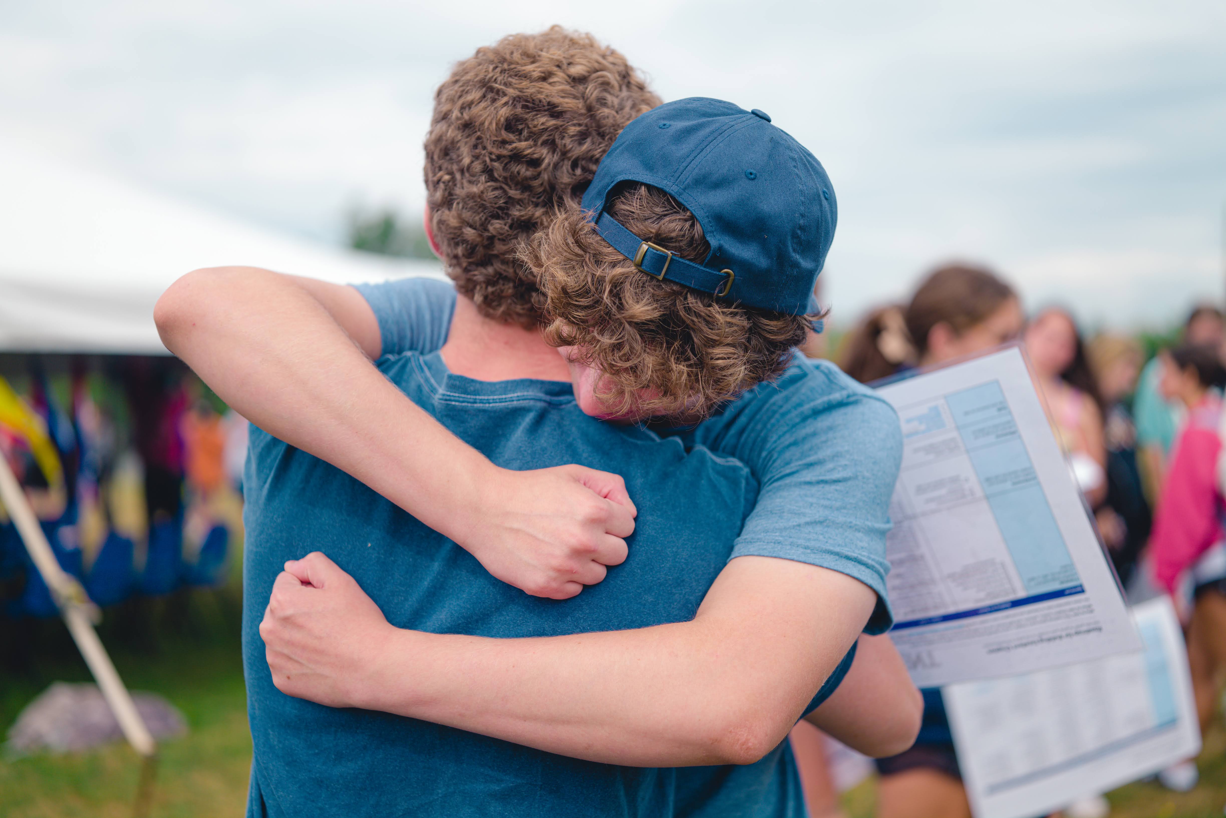 Un groupe de personnes faisant la fête sur scène