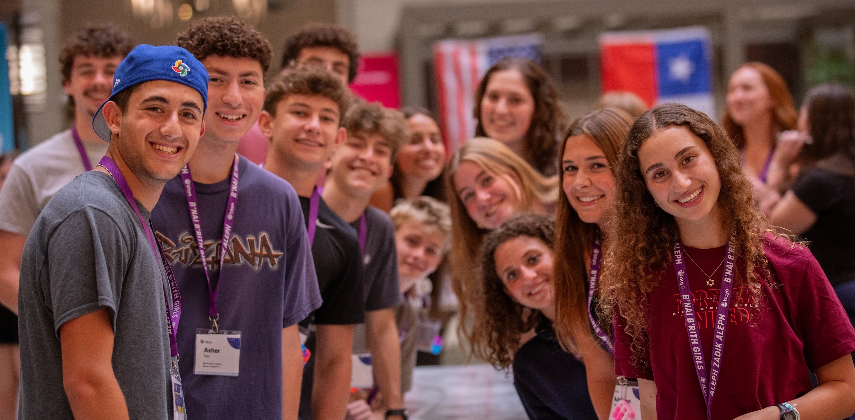 Un groupe de jeunes de tous horizons souriant lors d'un événement communautaire