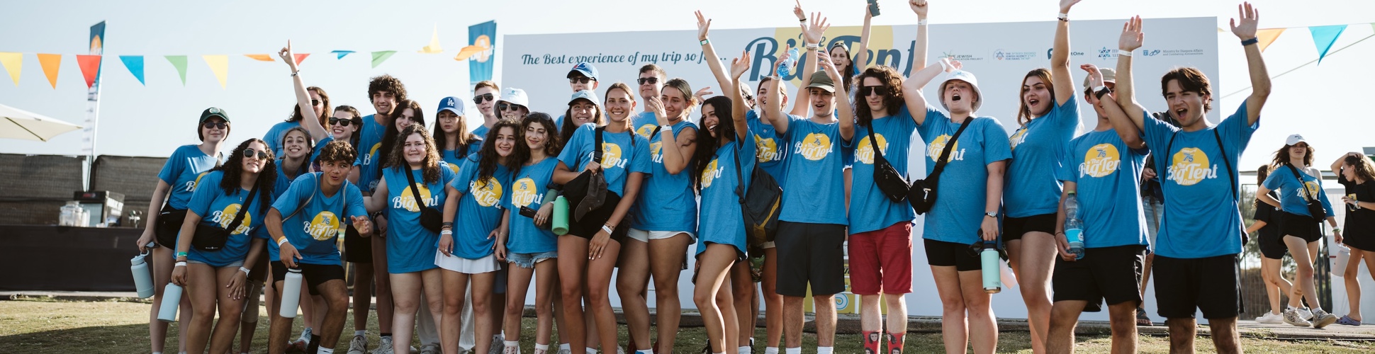 Un groupe de jeunes de tous horizons souriant lors d'un événement communautaire