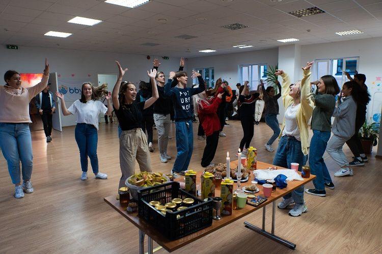 Un groupe de personnes faisant la fête sur scène