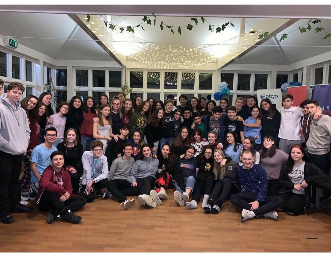 Un groupe de personnes faisant la fête sur scène