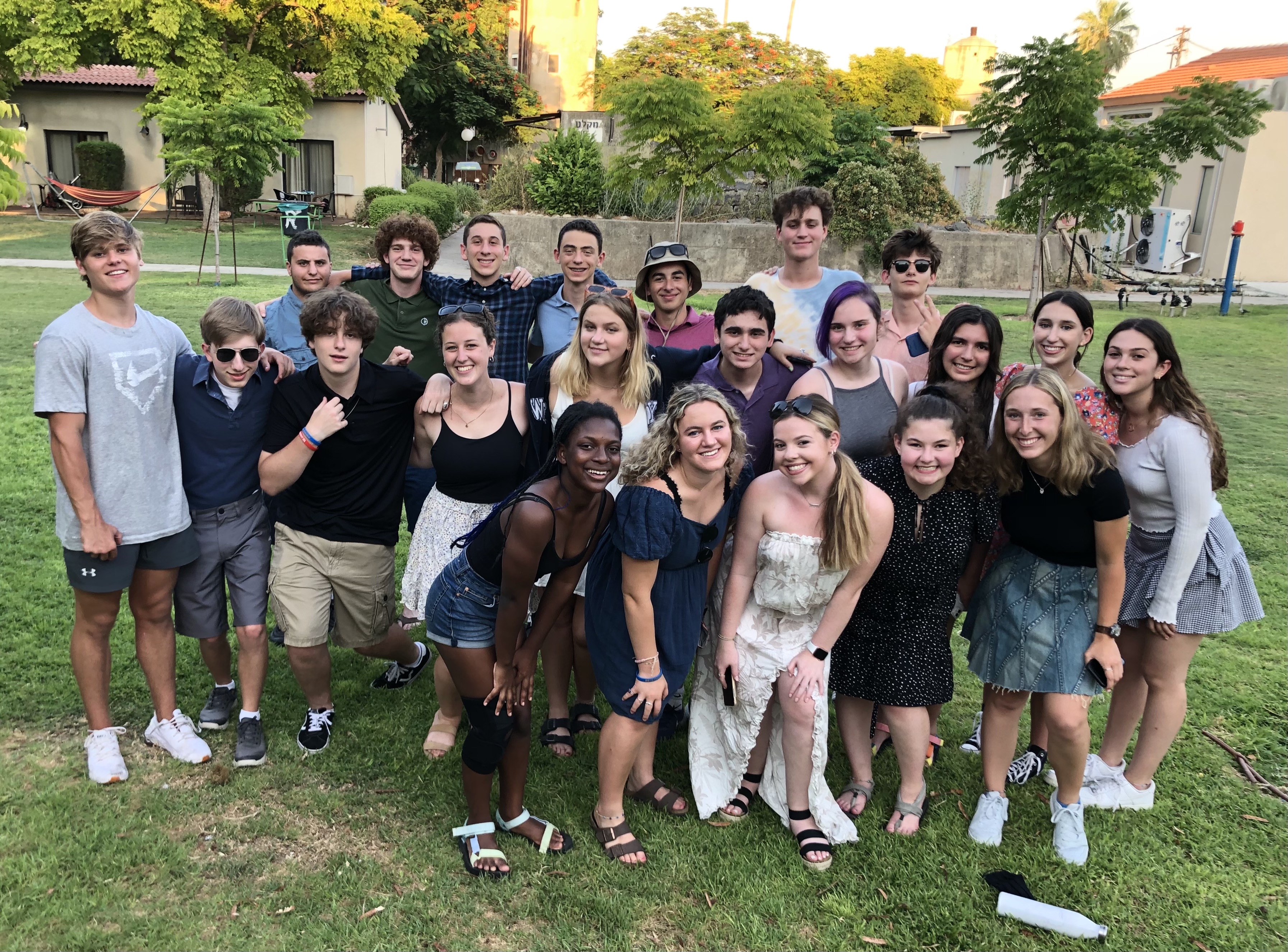 Un groupe de personnes faisant la fête sur scène