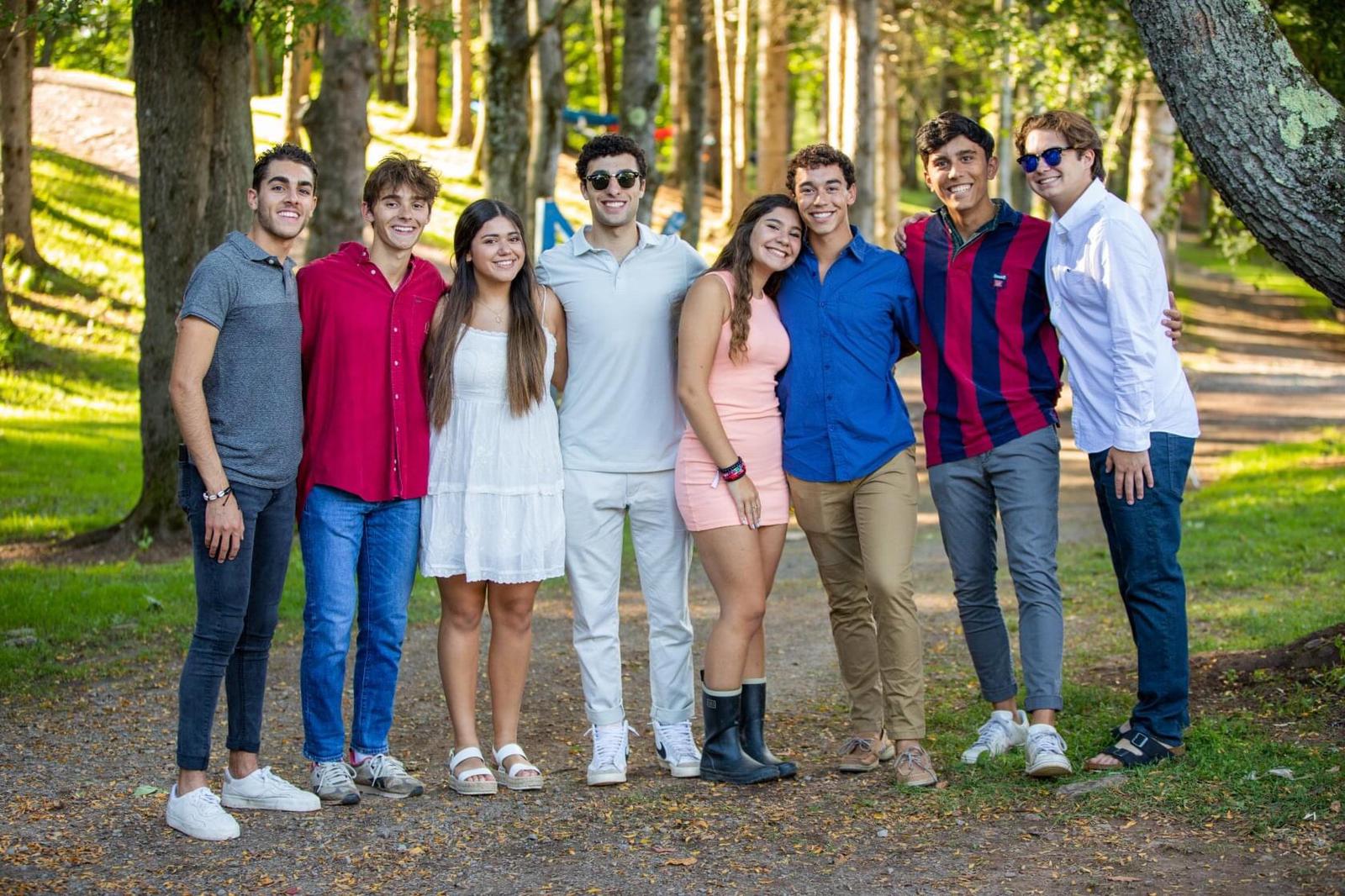 Un groupe de personnes faisant la fête sur scène