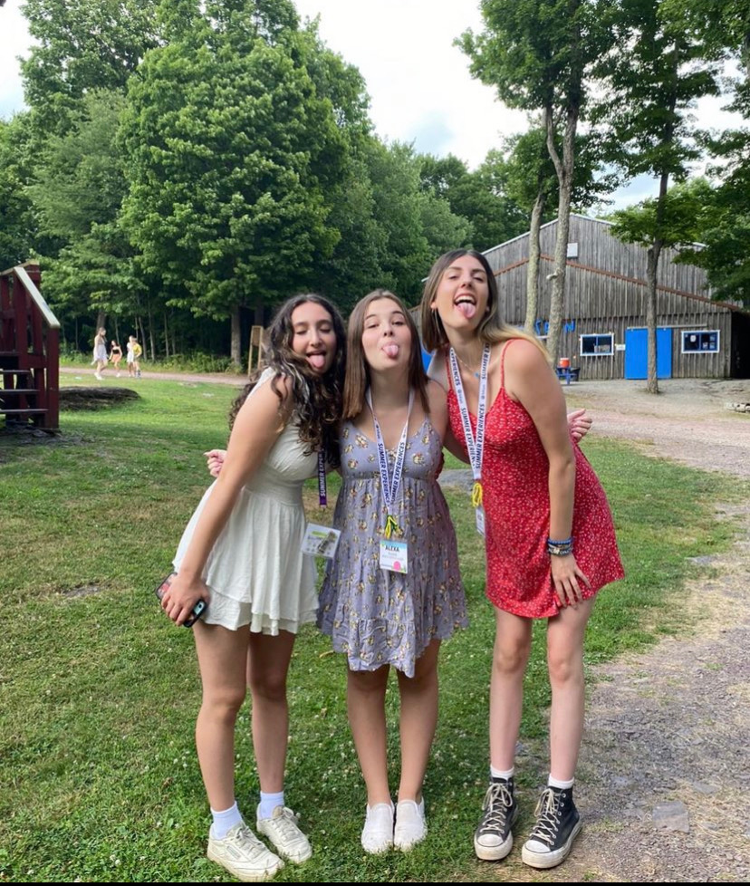 Un groupe de personnes faisant la fête sur scène
