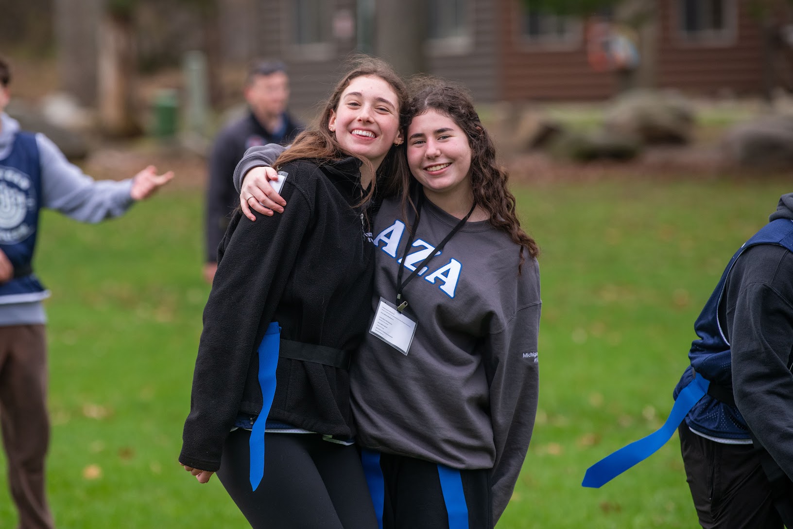 Un groupe de jeunes de tous horizons souriant lors d'un événement communautaire