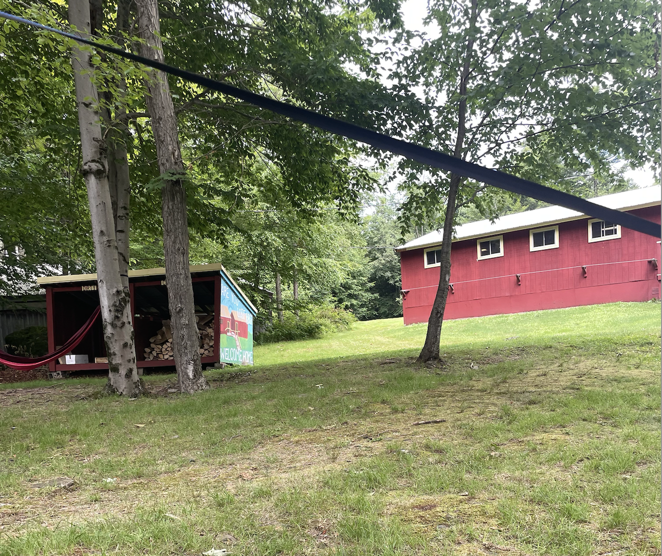 Un groupe de personnes faisant la fête sur scène