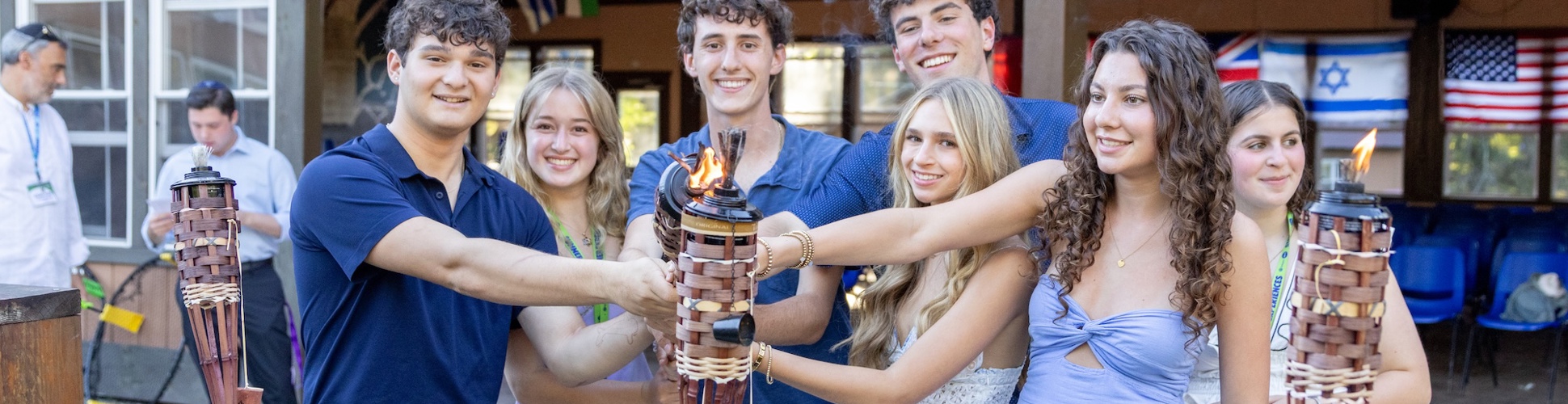 Un groupe de jeunes de tous horizons souriant lors d'un événement communautaire