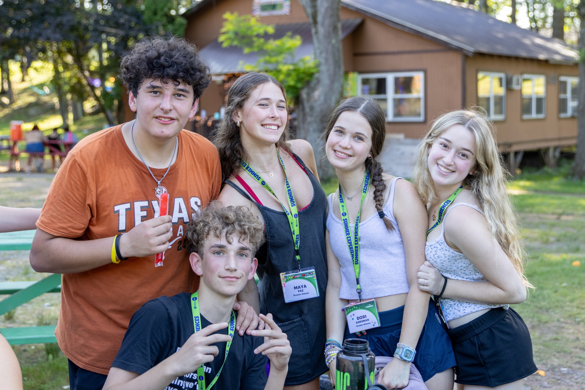 Un groupe de personnes souriant en plein air