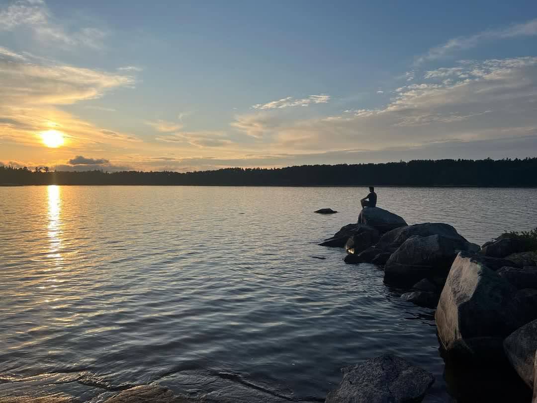 Un groupe de personnes faisant la fête sur scène