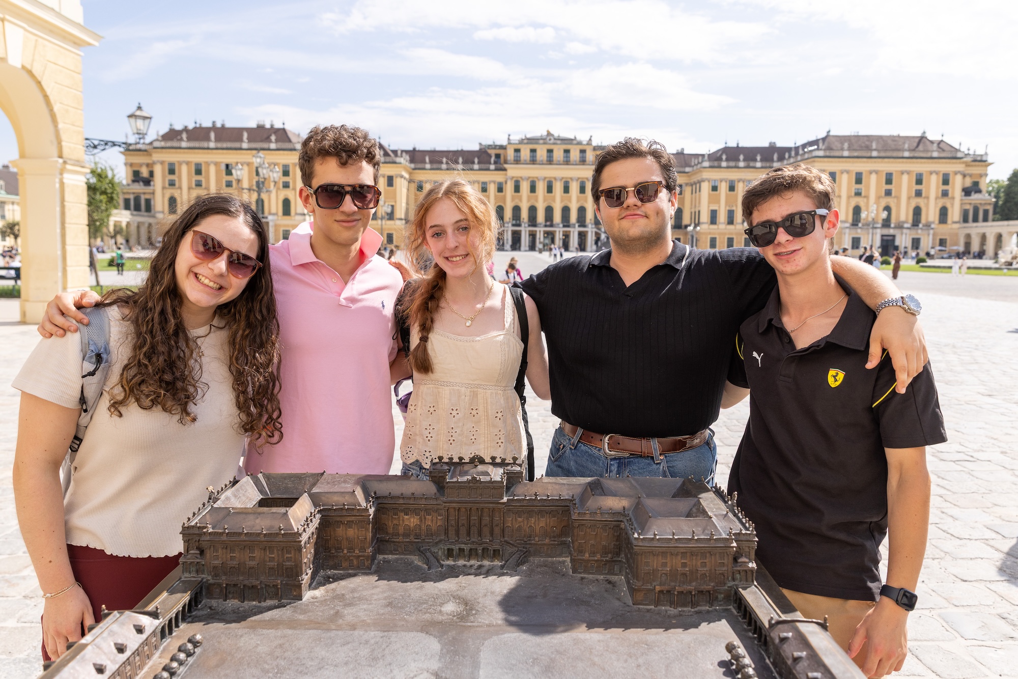 Un groupe de personnes souriant en plein air