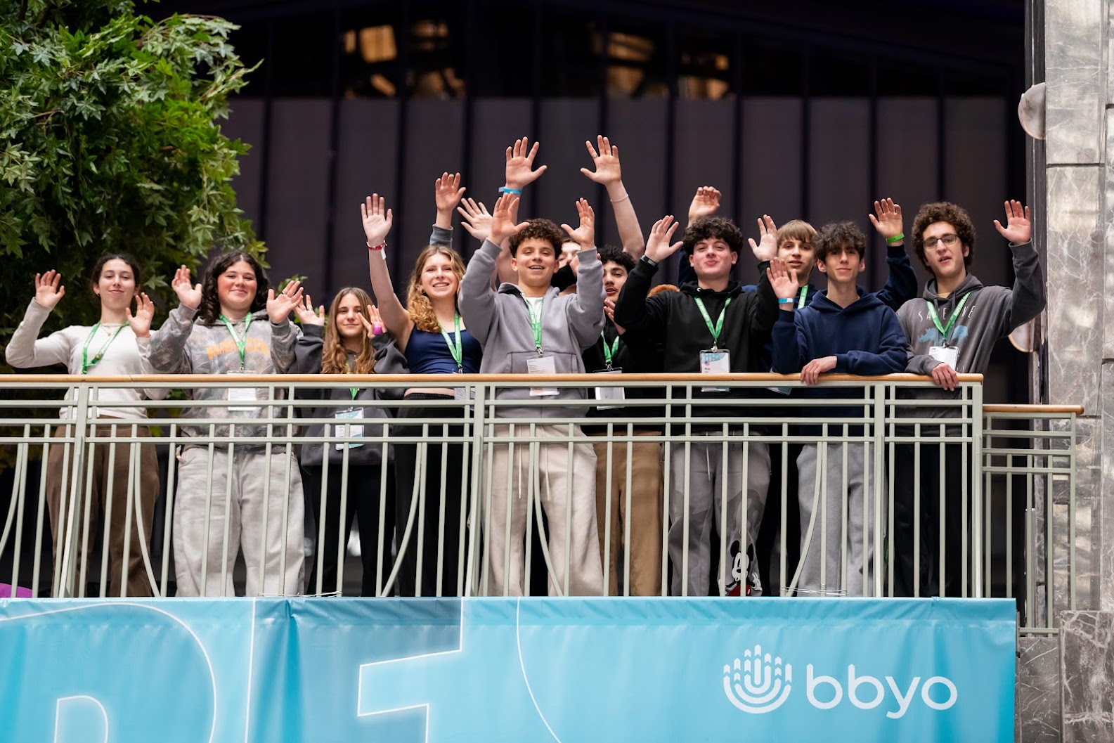Un groupe de jeunes de tous horizons souriant lors d'un événement communautaire
