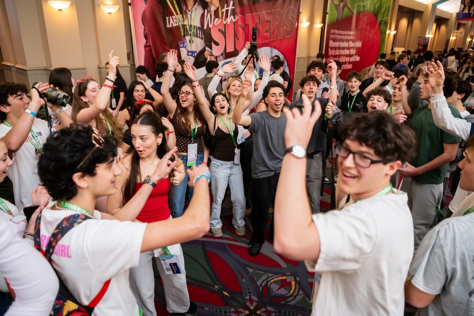 Un groupe de personnes faisant la fête sur scène
